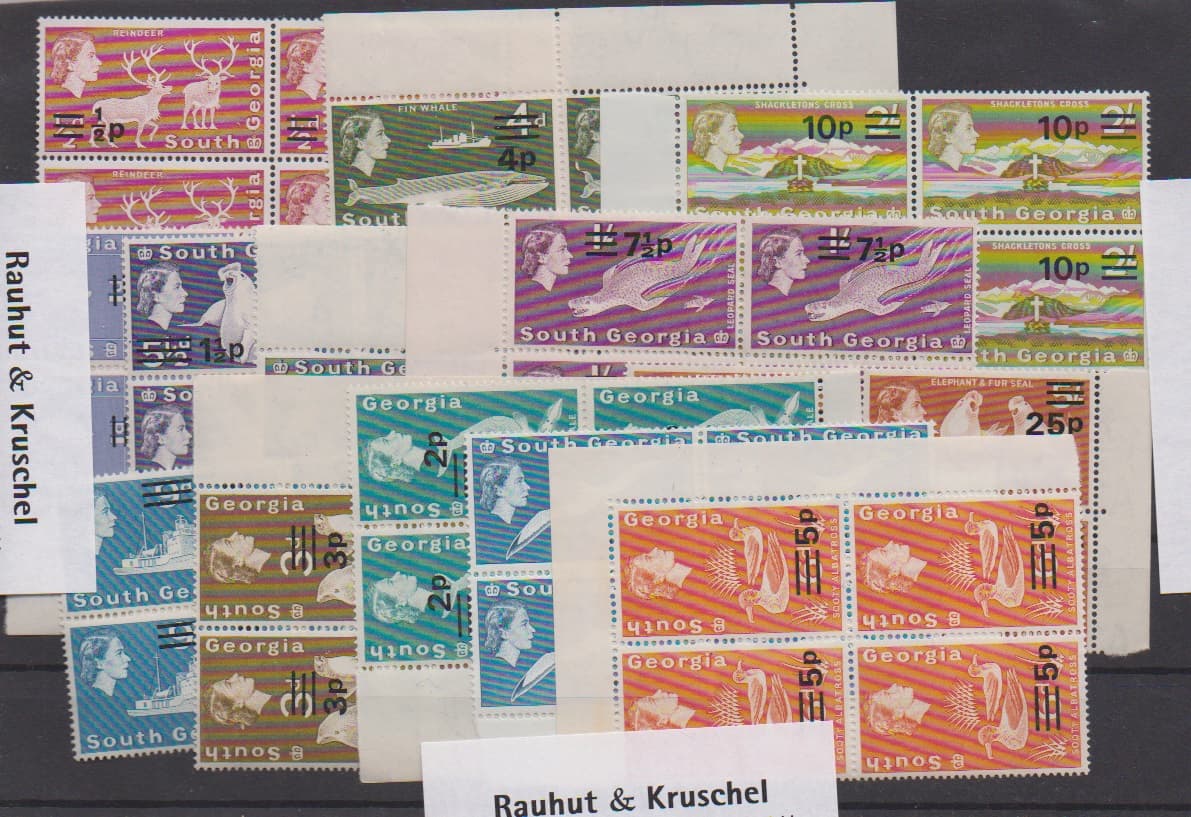 Los 7923 - Süd-Georgien, 1971, Aufdrucke kpl. in postfrischen Rand-Viererblöcken, teils mit Platten-Nr. bzw. Druckerei-Inschrift, Mi. 400,- +