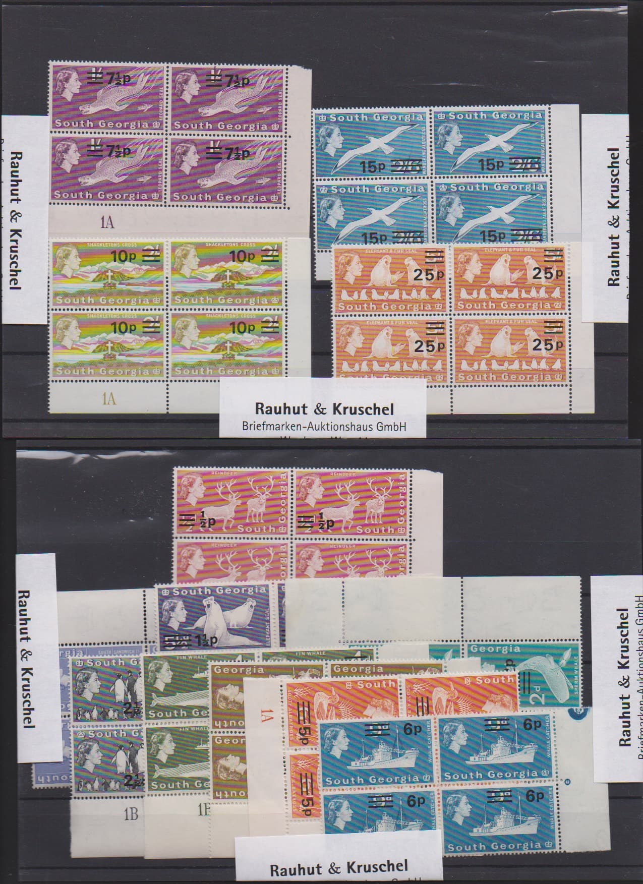 Los 7922 - Süd-Georgien, 1971, Aufdrucke komplett in postfrischen Eckrand-Viererblöcken, bis auf drei Kleinwerte alle mit Plattennummer (selten!)
