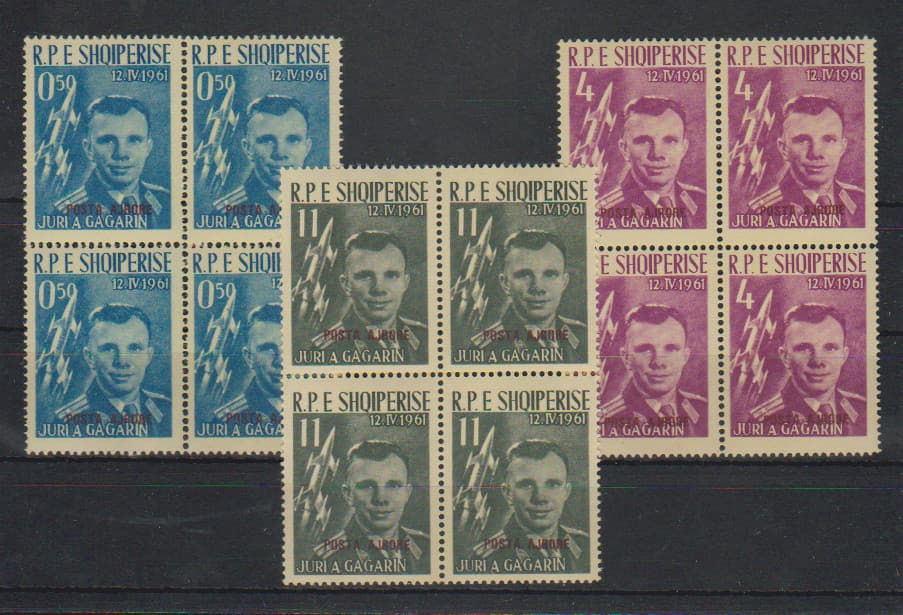 Los 7846 - Raumflug, Aufdruck violettpurpur, tadellos postfr. Viererblöcke (0,50 L. zwei Werte mit herstellungsbed. Gummistreifen, teils in der Zhg. gef.), Mi. 240,-